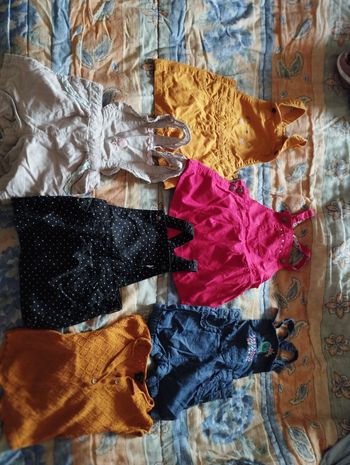 3 robes et 3 combinaisons shorts  9 mois