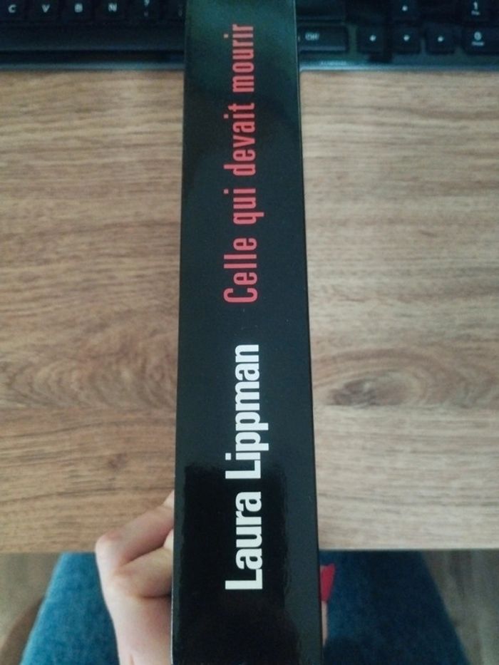 Livre roman Celle qui devait mourir - photo numéro 2