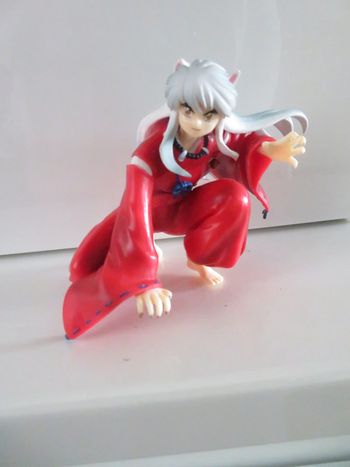 Figurine manga fille rouge accroupi