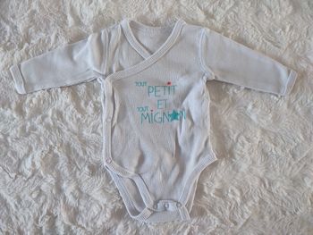 Body blanc manches longues tout petit et tout mignon taille 0-3 mois