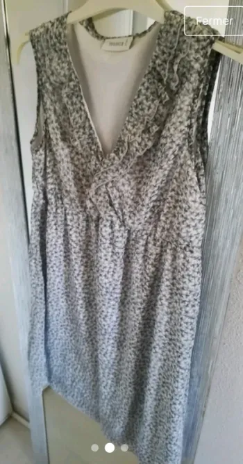 Robe grise et blanche