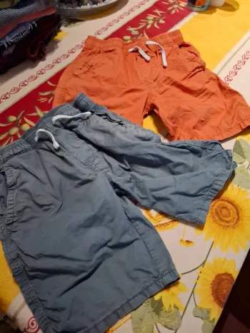 Magnifique  lot de 2 short garçon 7ans