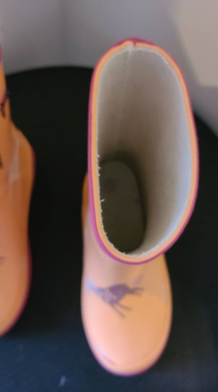 Bottes en caoutchouc pour enfants, orange, combinées avec du rose. Elles ont une semelle semi-épaiss - photo numéro 5