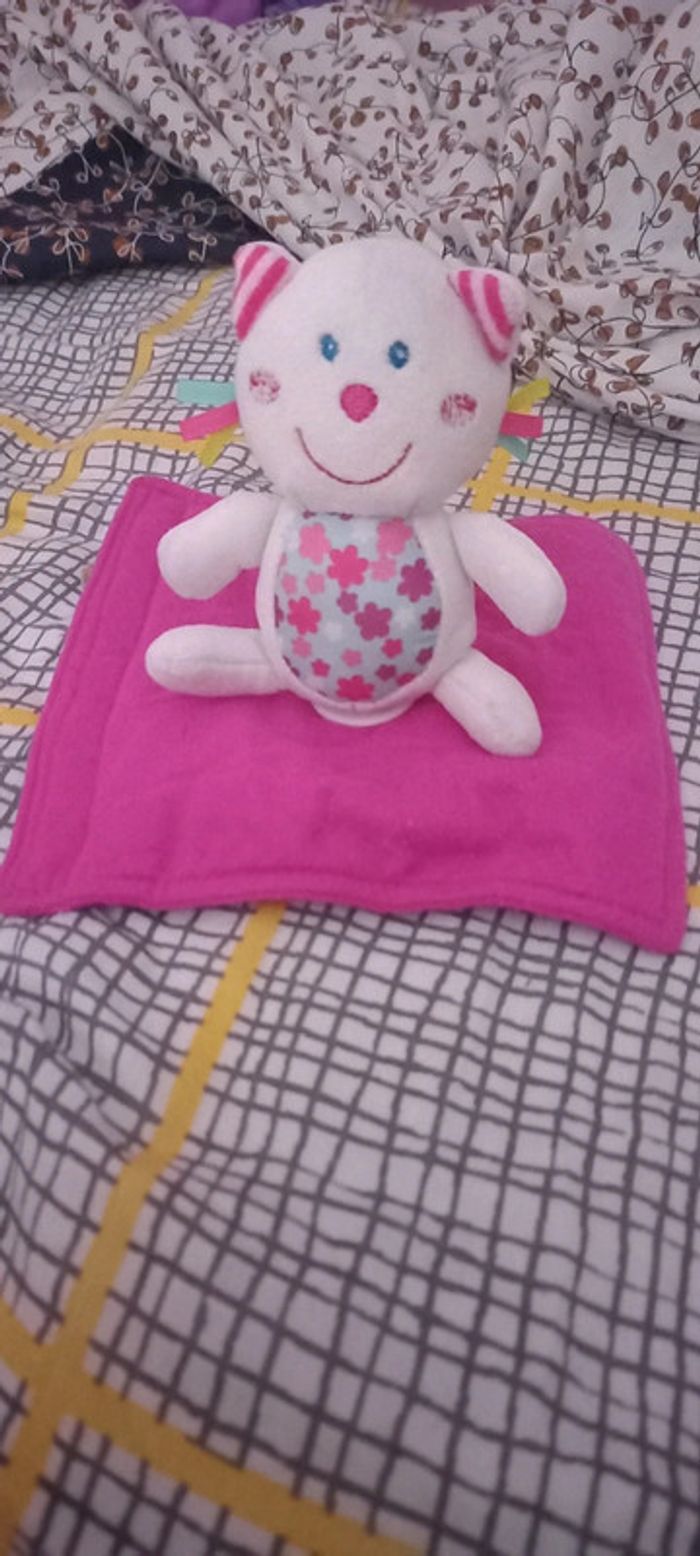 Doudou ptit bisous chat se scratch le chat tourne