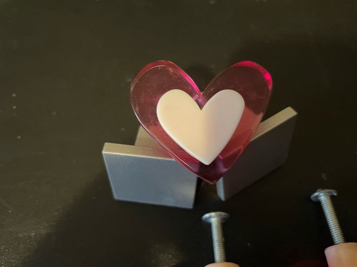 Vends BOUTON ou POIGNÉE DE TIROIR COEUR COULEURS POUR POIGNÉE MEUBLE ENFANTS en très bon état 3 cœurs et 2 carré - photo numéro 6