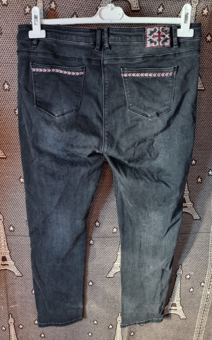 Jean noir avec broderie taille 44 - photo numéro 3