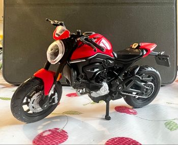 Moto jouet enfant rouge et noire monster ducati maisto ou collectionneur
