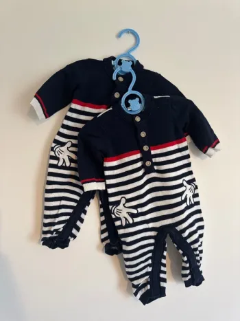 Lot de deux combinaisons pour jumeaux Mickey naissance