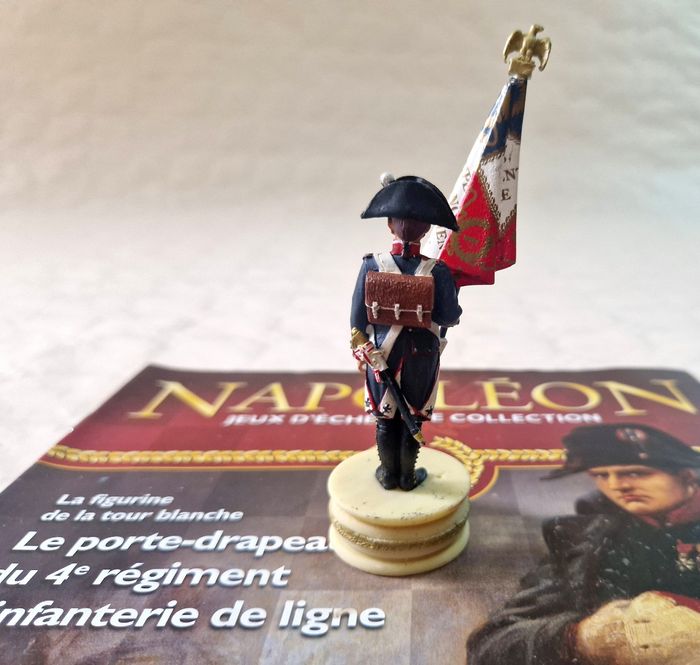 Figurine  , Napoléon , jeux d'échec de collection  , le porte drapeau du 4eme régiment d'infanterie de ligne - photo numéro 3