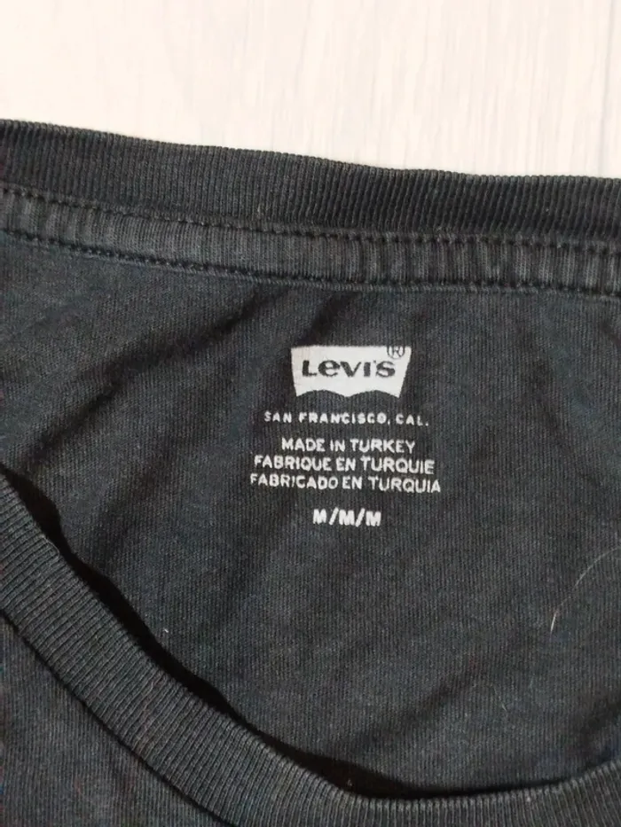 👕 T-shirt Levi’s noir M très bon état - photo numéro 4