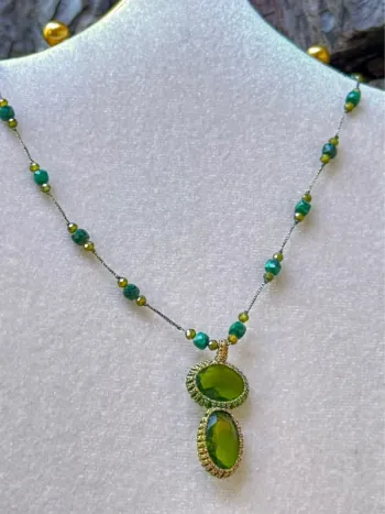 Collier cordons fins tresses habaha Paris perles malachites et 2 multi facettes d’eaux dou