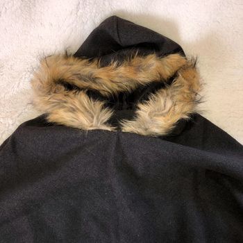 Poncho gris col fausse fourrure neuf avec étiquette
