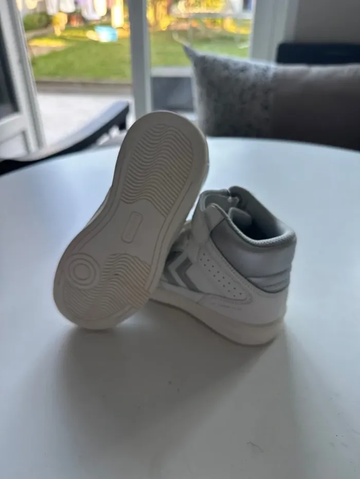 Baskets montantes Hummel blanches et argent – Taille 30 – Neuves étiquette - photo numéro 6