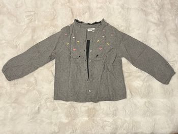 Chemise grise avec cœurs colorés de chez Orchestra taille 5 ans