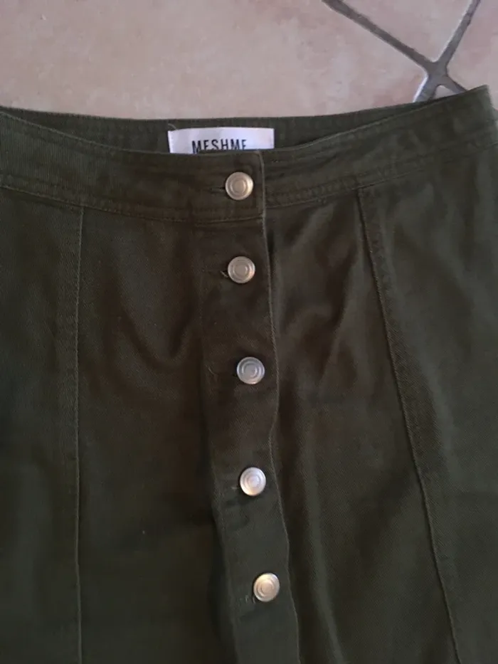 Superbe mini jupe de marque Meshme en 38 kaki excellent état - photo numéro 2