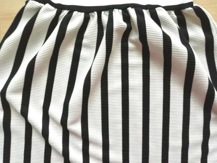 Robe à rayures noire et blanche H&M 6 ans - photo numéro 4
