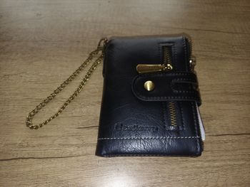 Portefeuille noir avec chaine