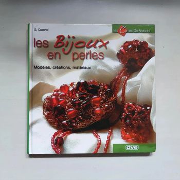 Livre les bijoux en perles modèles créations et matériaux