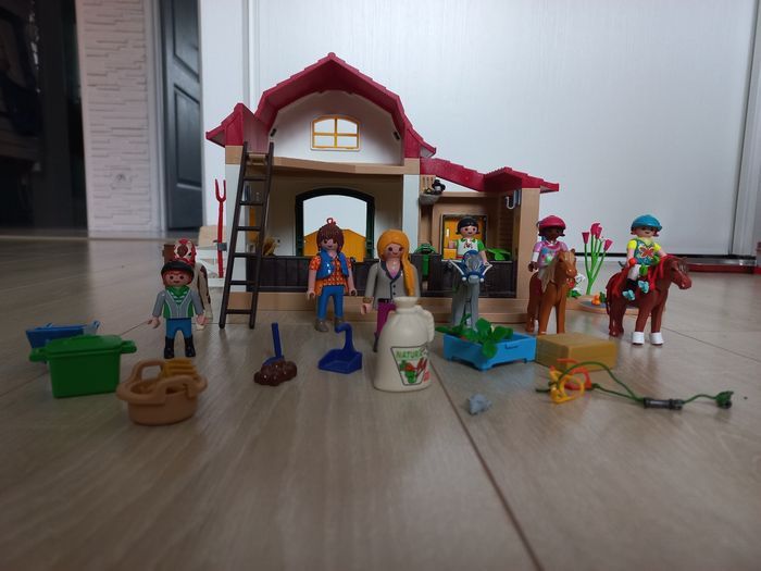 Poney club playmobil 6927 en très bon état