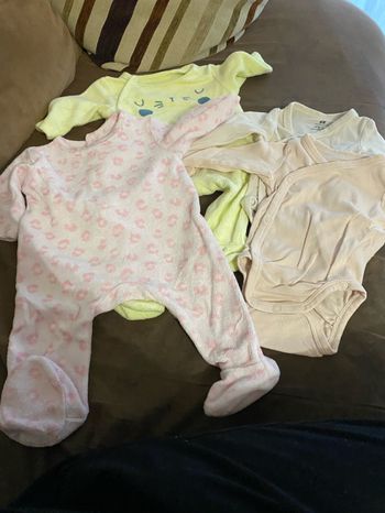 2 pyjama et un body manche longue