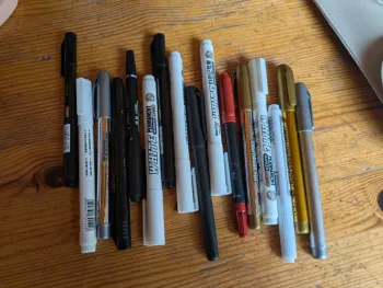 Lot stylo crayons feutres dorés argent blanc noir