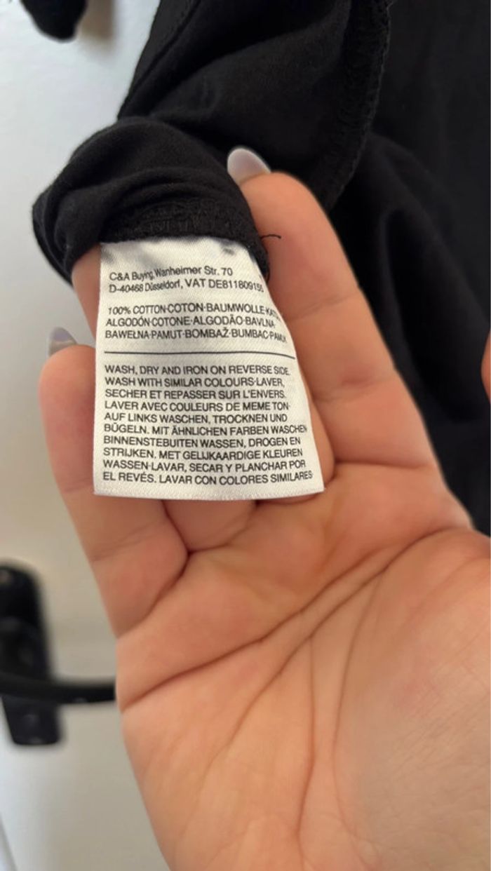 T shirt noir avec écriture et résilles en haut C&A taille L en très bon état - photo numéro 5