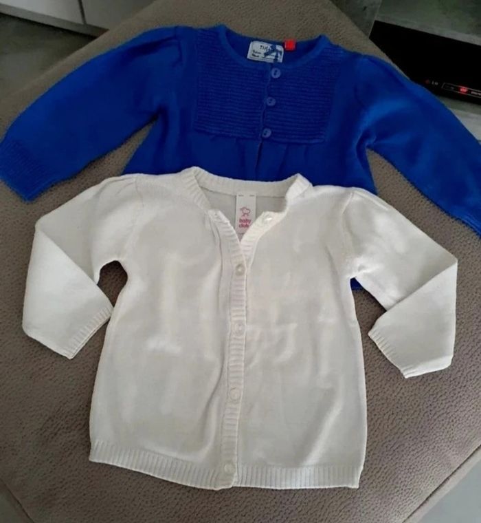 Lot de 3 T-shirts filles + 2 gilets taille 6 Mois. - photo numéro 6