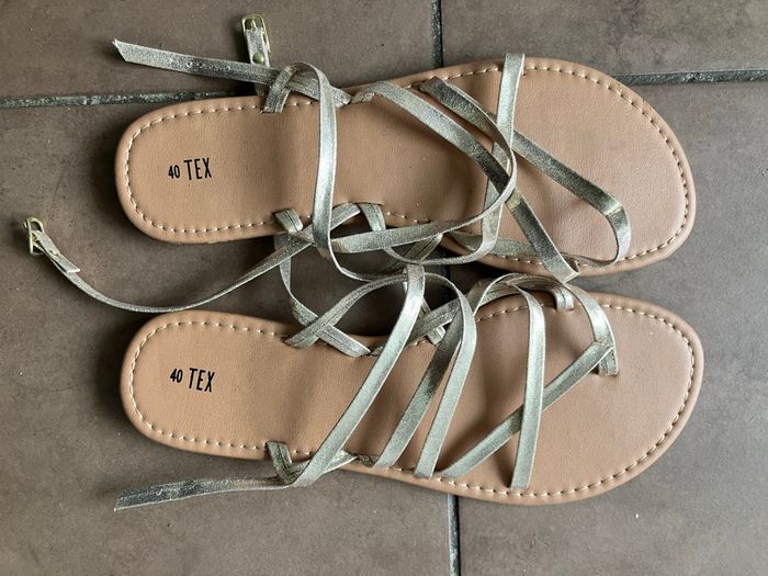 Sandale taille 40 neuf