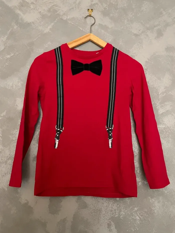 Teeshirt rouge avec bretelles et noeud papillon