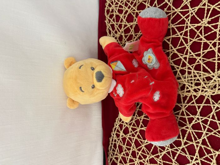 Doudou marionnette Winnie l'ourson DISNEY BABY cerf-volant nuage rouge