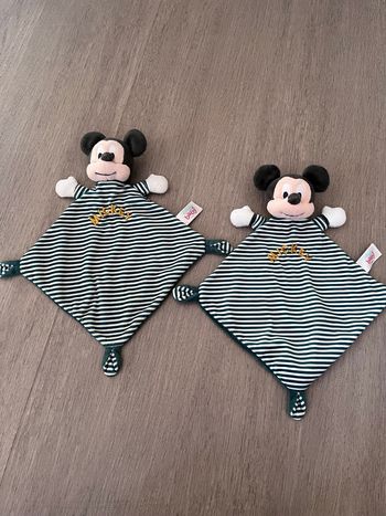 Lot 2 doudous Mickey rayés verts et blancs disney baby neufs sans étiquettes