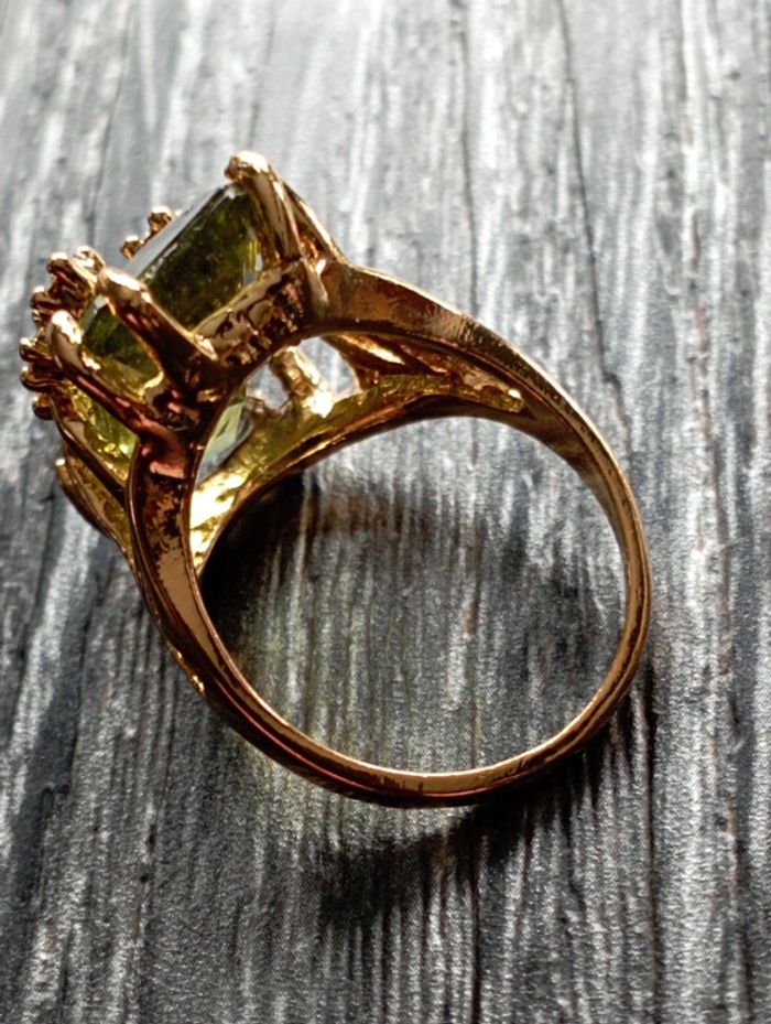 Bague dorée avec pierre vert clair - photo numéro 4