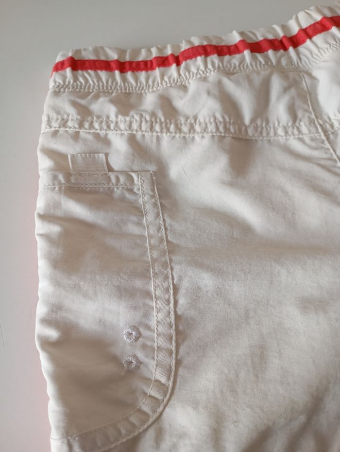 Short mixte . 8/10 ans . Nike . Blanc et rouge . Coton polyamide polyester. Très bon état - photo numéro 5