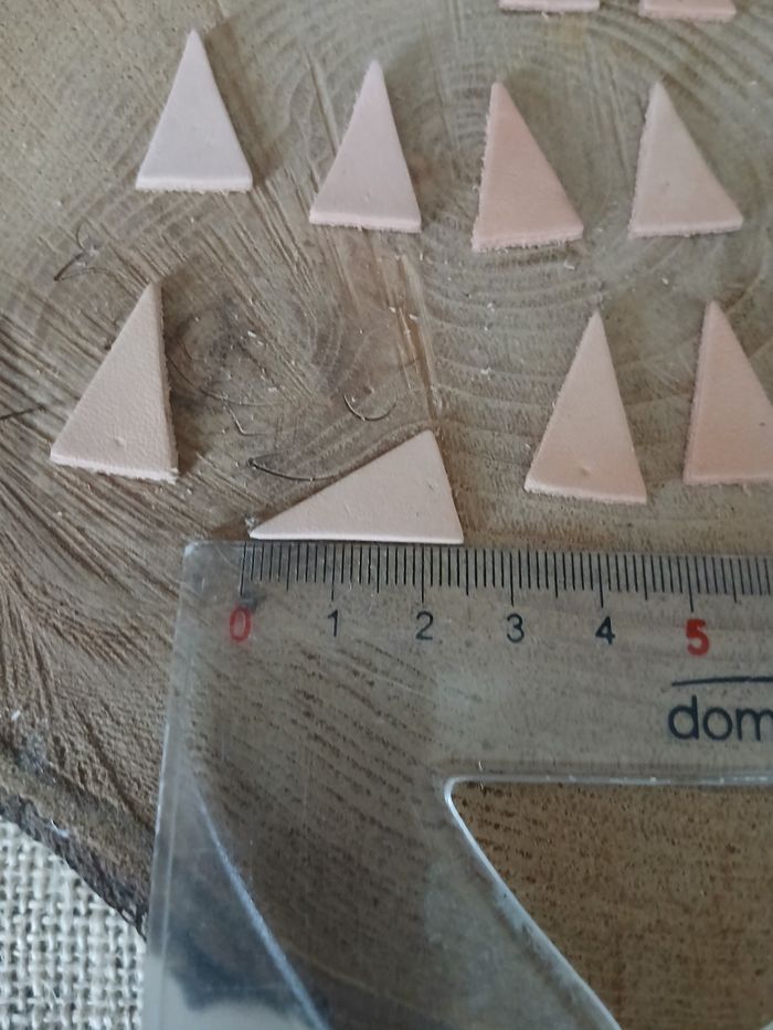 Lot de 17 triangles en cuir pour créations de bijoux - photo numéro 2
