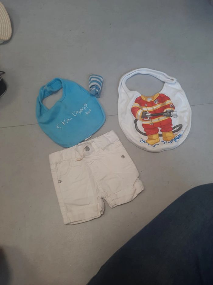 Lot bavoir et 1 short 6 mois