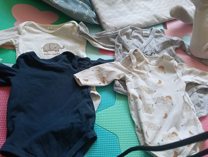 Lot bodies et pyjamas 3 mois - photo numéro 7