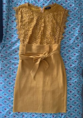 Robe moutarde à dentelle