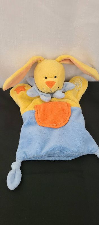Doudou marionnette Lapin jaune bleu orange étoile poche baby luna Spirale Nœud