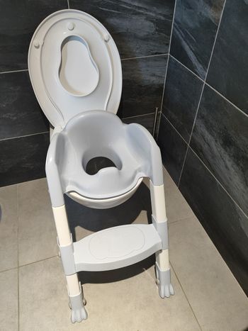 Marche pied toilette blanc et gris