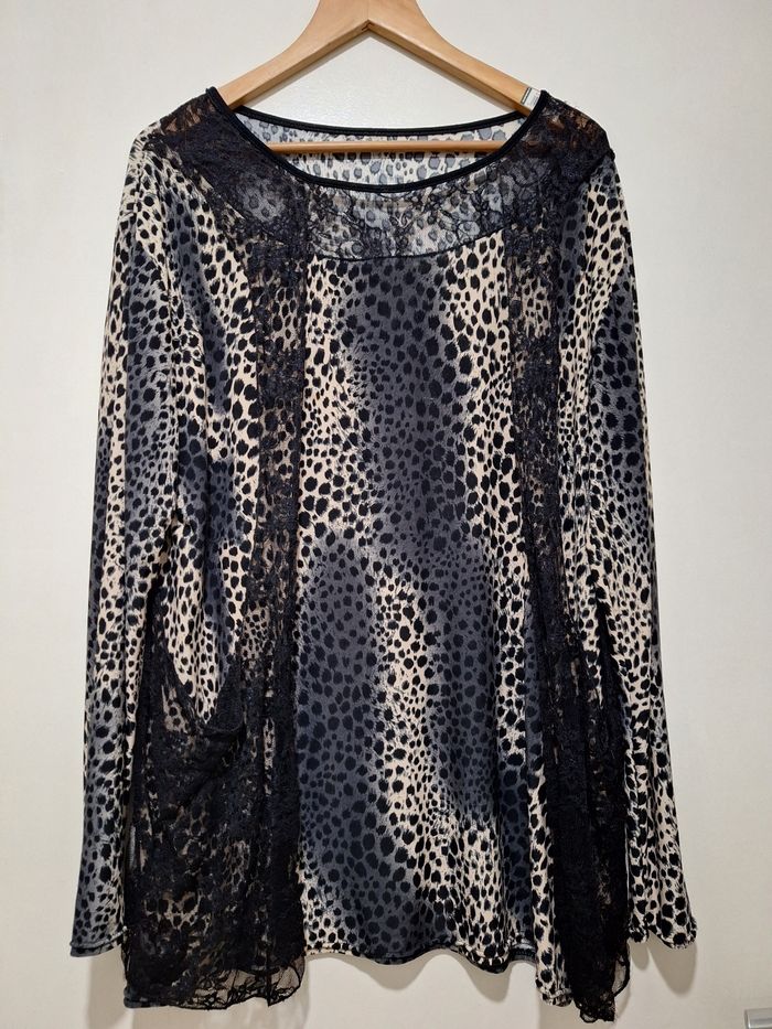 Veste simili couleur saumon T 48 . 10 € . Chemisier effet léopard 5€ .  Tunique léopard     T 48 ,5€ . Ensemble  robe    voile et surchemise  ( neuf  jamais porté  )  couleur saumon   T 48/50   robe doublée 10 €  l' ensemble .  Pantalon voile  n - photo numéro 3