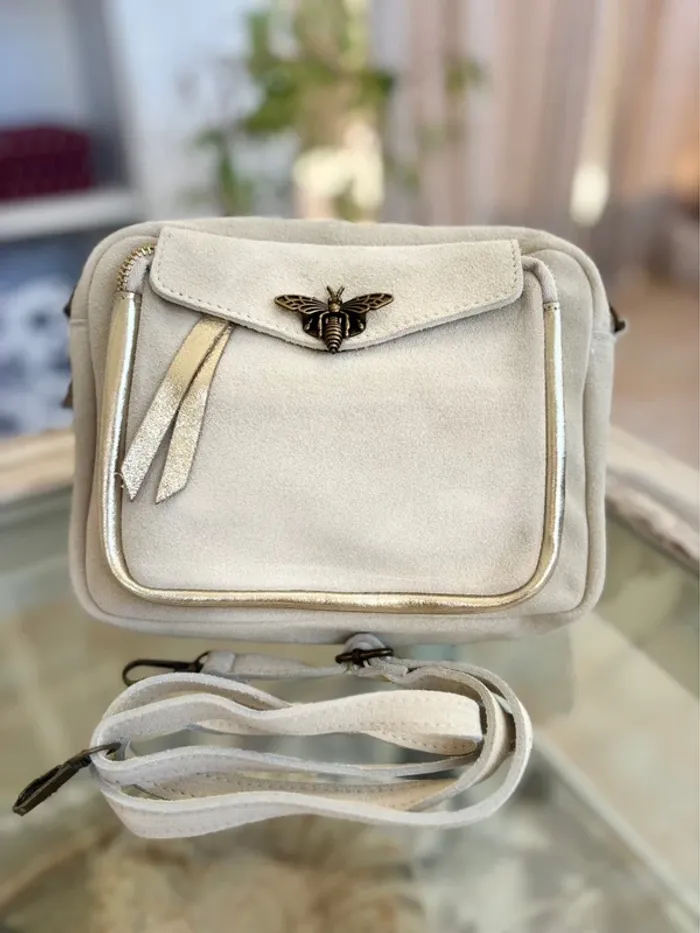 Sac cuir daim beige très clair ( crème ) avec fermoir abeille