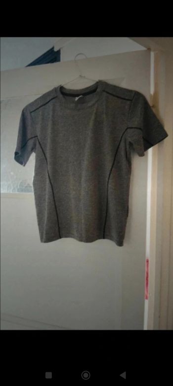 Tee-shirt Garçon taille 12 ans en très bon état marque Domyos