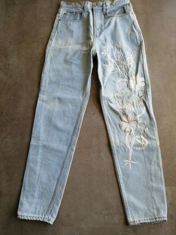 Jean bleu clair avec broderies Taille 30 soit 40
