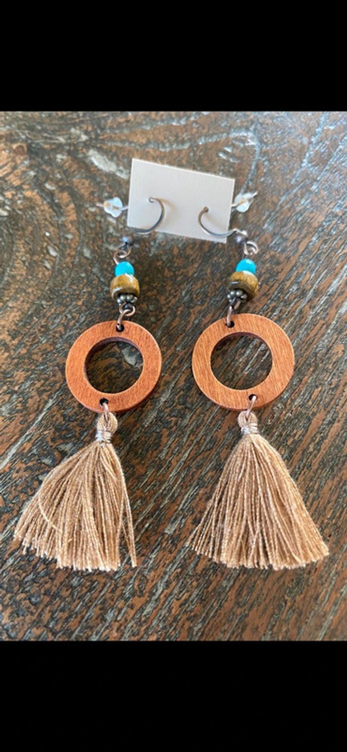 Magnifique paire de boucles d’oreilles avec perles, pompons et bois
