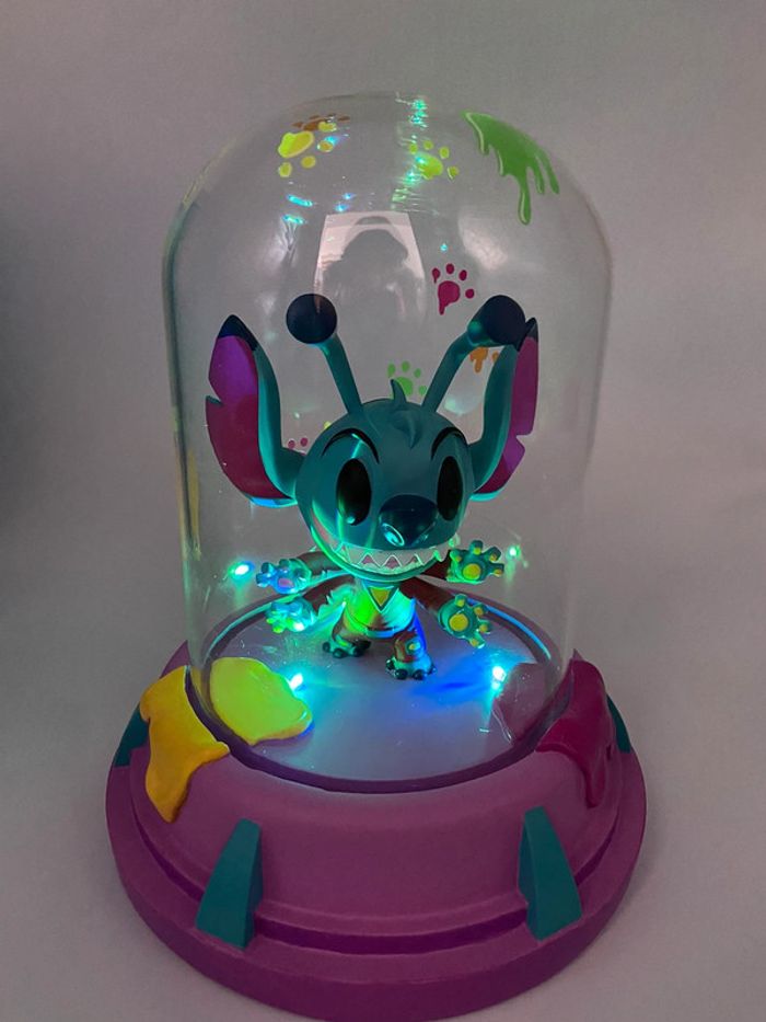 Figurine Disney Stitch Madly Mischievous par Lewis Whitman / Lumineuse / Dôme en verre - photo numéro 8