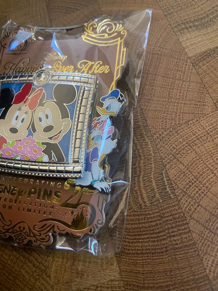 Pin’s coulissant Mickey Mouse et ses amis Happily Ever After - photo numéro 3