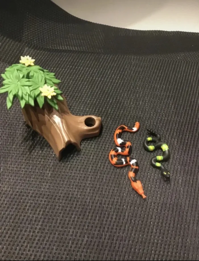 Playmobil lot figurines serpents 1 orange + 1 noir + tronc d’arbre Wiltopia très bon état comme neuf - photo numéro 3