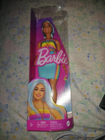 Barbie cheveux bleu vêtements colorés