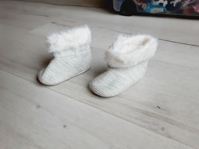 Chaussures chaussons bébé fille souples moumoute sur le haut Obaïbi 6 - 12 mois Neufs - photo numéro 3
