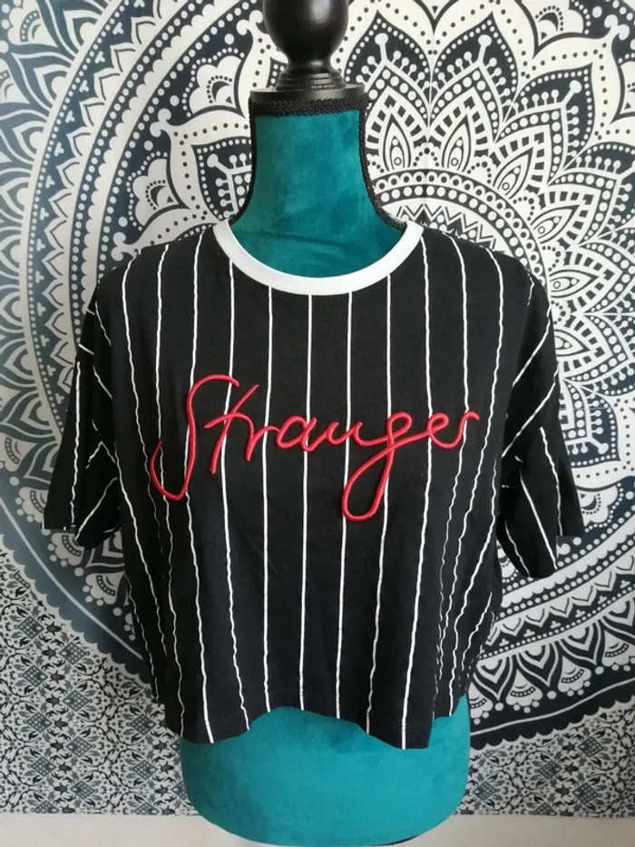 Tee-shirt crop top noir à rayures blanches avec broderie rouge / fb sister / (S) - photo numéro 2